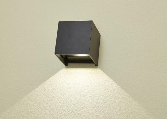 La pared al aire libre ahorro de energía se enciende, la iluminación blanca/del negro de la escalera de la pared