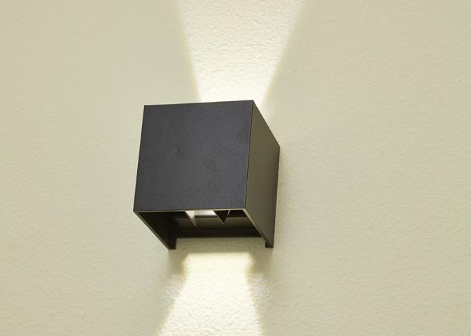 La pared al aire libre ahorro de energía se enciende, la iluminación blanca/del negro de la escalera de la pared