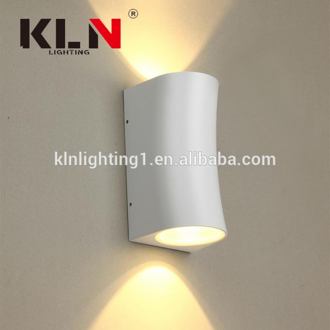 Decorativo negro o blanco arriba y abajo de la luz de la lámpara de pared del LED moderna
